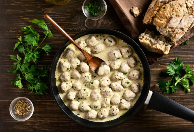 ZAPEČENE ĆUFTE U BEŠAMEL SOSU Sočno jelo raj za nepca, svi će tražiti dodatak