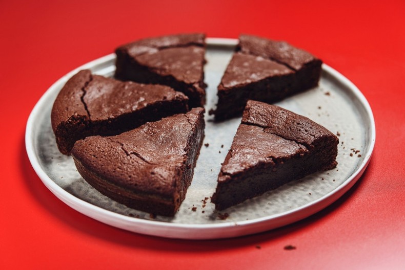 ČOKOLADNI KOLAČ OD SAMO 2 SASTOJKA Sočan i neodoljiv, a ne treba da palite rernu