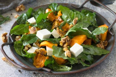 SALATA OD SVEŽEG SPANAĆA Ukusan i zdrav obrok, možete je poslužiti i kao predjelo