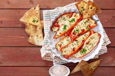 ZAPEČENE PAPRIKE SA SIROM Ukusna večera za celu porodicu gotova za manje od pola sata