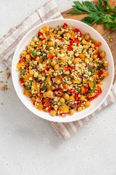 SALATA SA PEČENIM PAPRIKAMA, LEBLEBIJAMA I MINI MOCARELOM Dodajte malo bosiljka po ukusu i uživancija je zagarantovana