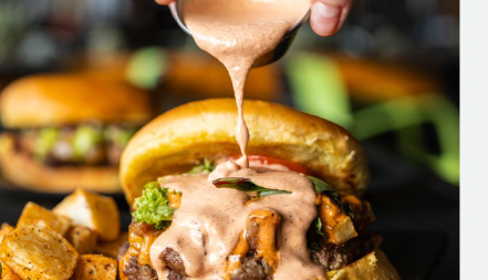 BURGER SOS PO RECEPTU DŽEJMIJA OLIVERA Svaka pljeskavica će se pojesti u slast