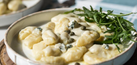 NJOKE U BELOM SOSU Slanina im daje poseban šmek, za savršen ručak