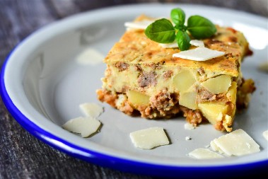 SOČNA MUSAKA OD KROMPIRA Klasik koji nikada  ne gubi na popularnosti, za savršen obrok