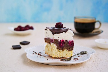 POSNI DUNAVSKI TALASI Zaplovite sećanjima uz omiljeni kolač sa višnjama