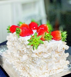 VOĆNI KOLAČ SA BELOM ČOKOLADOM Savršen za tople dane, oduševiće vas od prvog zalogaja