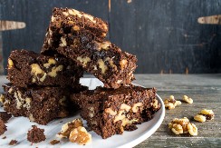 STARINSKI KOLAČ SA ORASIMA Baš kao kolač na kome su odrasle generacije, prste da poližete