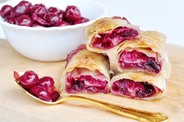 ČIM ZAGRIZETE OSETITE "UKUS DETINJSTVA" Recept za bakinu pitu sa višnjama, okrepljuje, a niti je preslatka, niti teška za pripremu