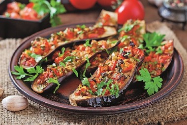 AROMATIČAN GRILOVANI PATLIDŽAN Paradajz i feta sir mu daju neodoljvu slast, a ovaj sastojak savršen šmek