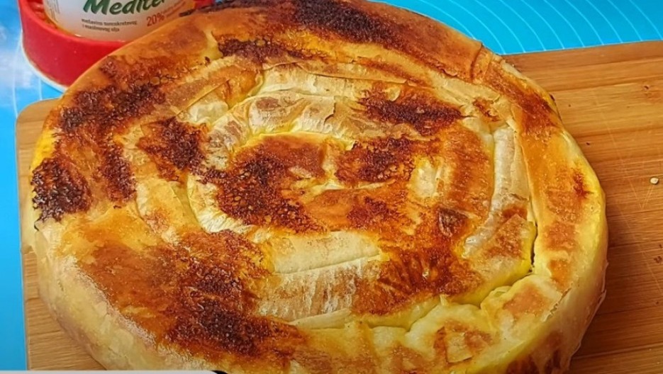 PRAVA DOMAĆA PITA PO RECEPTU NAŠIH BAKA Uvijena pogača punjena sirom, sočna, mekana i neponovljivo ukusna