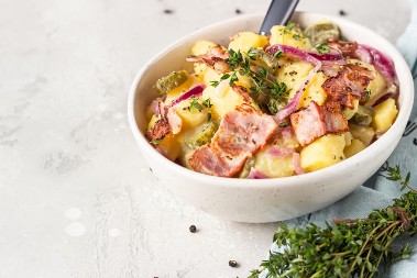 KROMPIR SALATA SA MLADIM LUKOM Slanina joj daje posebnu draž, a nikad kremastija