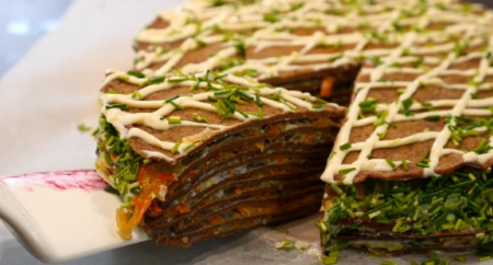 SLANA TORTA OD PALAČINKI SA PILEĆOM DŽIGERICOM Starinski specijalitet koji budi sva čula