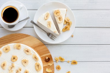 BANANA TART Savršena kombinacija sočnog biskvita, slatkog karamel fila i bogatog krema