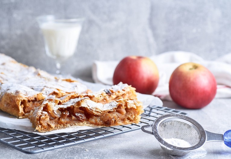 PITA SA JABUKAMA OD DOMAĆIH KORA Poslastica koja mami i mirisom i ukusom, jedno parče vam neće biti dovoljno