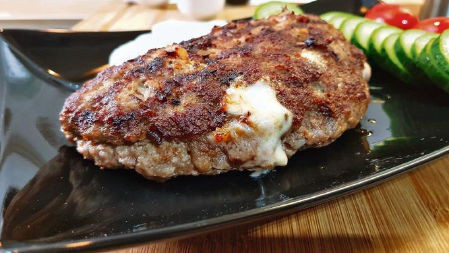 PLJESKAVICA SA KAJMAKOM Omiljeno jelo sa roštilja ovako prave u kafani