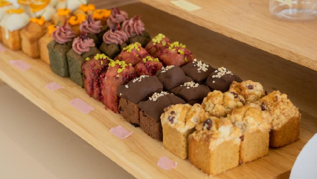 KOLAČ ZA 5 MINUTA OD 3 SASTOJKA Ako mu promenite ovu namirnicu, dobićete desert u različitim bojama