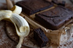 ČOKOLADNI BRAUNI SA BANANOM Treba vam samo 2 sastojka, sve se pomeša i peče, a ispadne vrhunski desert!