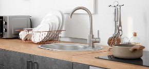 OČISTITE SUDOPERU UZ POMOĆ SAMO 1 NAMIRNICE Nije ni sirće ni soda bikarbona, a blistaće se kao nova