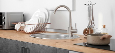 OČISTITE SUDOPERU UZ POMOĆ SAMO 1 NAMIRNICE Nije ni sirće ni soda bikarbona, a blistaće se kao nova