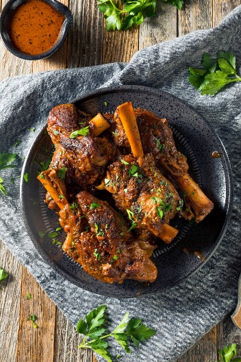 JAGNJETINA SA KAJMAKOM Poćiće vam voda na usta, a meso se lepi za prste