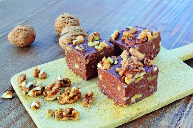 ČOKOLADNE KOCKE SA ORASIMA SE TOPE U USTIMA Sve se samo pomeša i nema paljenja rerne