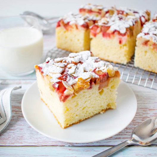 VOĆNI KOLAČ SA JOGURTOM Sve se samo pomeša i peče, a i dupla mera je malo