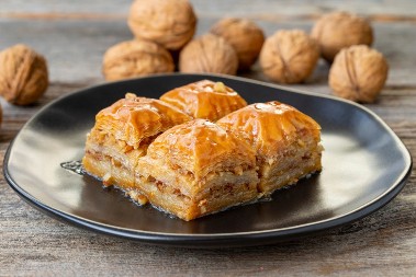 ORIGINALNI RECEPT ZA BAKLAVU SA ORASIMA Može imati i 70 kora, a obožava je ceo svet