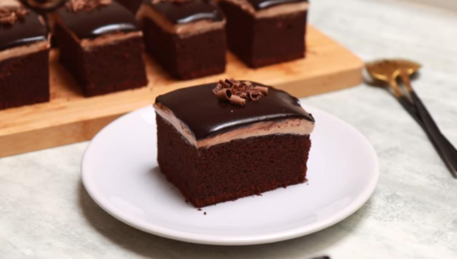 POSNI ČOKOLADNI KOLAČ SA LEŠNIK KREMOM Pola pleha nestane dok pristavite kafu