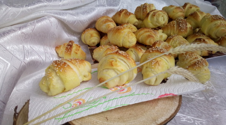 KROASANI SA SIROM NESTAJU U TRENU Savršeni za doručak, nećete moći da stanete