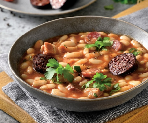DOMAĆI PASULJ SA KOBASICAMA UVEK PRIJA Zasitan i sočan, baš kao onaj iz bakine kuhinje