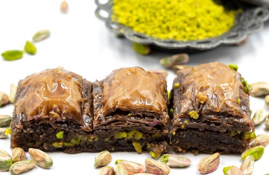 POSNA BAKLAVA SA ČOKOLADOM Sa hrskavim korama i sočnim nadevom, polizaćete i tanjir