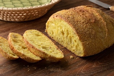 DOMAĆI KUKURUZNI HLEB MAMI I MIRISOM I UKUSOM Spolja hrskav, a iznutra mekan