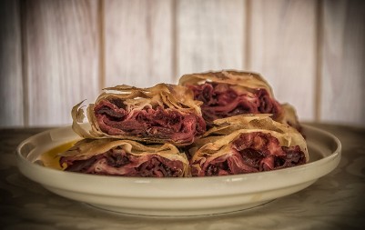 SOČNA PITA SA VIŠNJAMA Zbog jednog sastojka nije za decu, a zamiriše cela kuća dok se peče