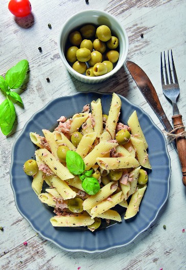 BRZA SALATA SA TUNJEVINOM I MAKARONAMA Može da zameni obrok, a slasna i posna
