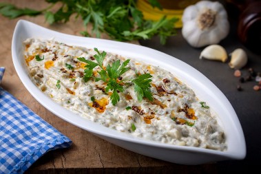 KREMASTA SALATA OD JOGURTA I PATLIDŽANA Osvežiće vas i rashladiti u trenu, a savršenog ukusa