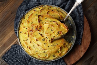 IZLIVENA KROMPIRUŠA Bez kora, sve se samo pomeša i peče, a savršenog ukusa