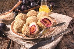 BAKINE KNEDLE SA ŠLJIVAMA MIRIŠU NA DETINJSTVO Savršeno sočne, tope se u ustima