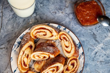 STARINSKA ŠTRUDLA SA DŽEMOM Pravi se bez kvasca i čekanja, a zamiriše cela kuća