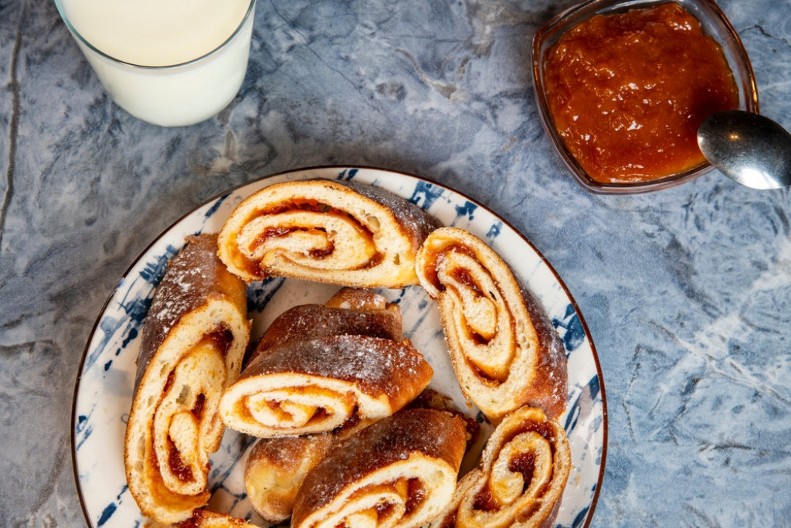 STARINSKA ŠTRUDLA SA DŽEMOM Pravi se bez kvasca i čekanja, a zamiriše cela kuća