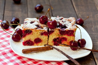 ŽUTI KOLAČ SA TREŠNJAMA PO RECEPTU STAROM 100 GODINA Skromna poslastica koja se pamti