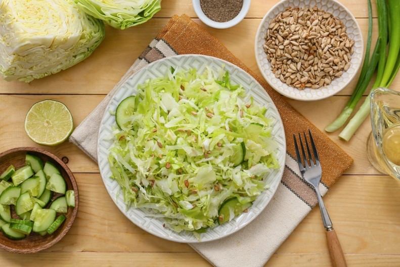 KUPUS SALATA SE SMAŽE U TRENU Jedan dodatak pravi veliku razliku, ukusa da ti pamet stane