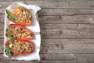 PAPRIKE PUNJENE TUNJEVINOM Rapsodija ukusa u svakom zalogaju, a jedna namirnica pravi razliku