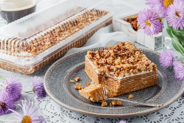 STARINSKI KOLAČ SA MEDOM I ORASIMA Sve se samo pomeša i peče, a topi se u ustima