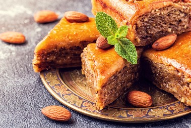 BAKLAVA SA ORASIMA PO RECEPTU STAROM 100 GODINA Poćiće vam voda na usta koliko je sočna