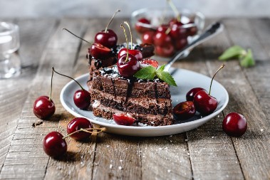 MAFIJA TORTA Prepuna sočnog fila sa višnjama i rumom, polovina nestane dok pristavite kafu