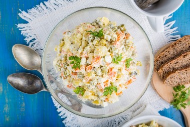 NEODOLJIVA RUSKA SALATA SA MAJONEZOM Klasik koji pomera granice dobrog ukusa