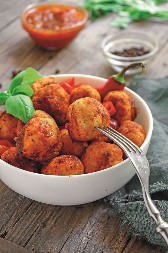 UŠTIPCI OD BELOG MESA SE SMAŽU U TRENU Slasni zalogaji koji pomeraju granice dobrog ukusa