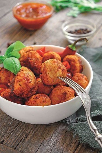 UŠTIPCI OD BELOG MESA SE SMAŽU U TRENU Slasni zalogaji koji pomeraju granice dobrog ukusa