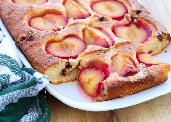 SOČNI KOLAČ SA ŠLJIVAMA Sve se samo pomeša i peče, a polizaćete i tanjir koliko je ukusan