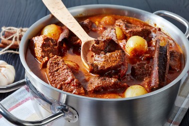 GRČKI GULAŠ UKUSOM BUDI SVA ČULA Donosimo vam originalni recept za čuveni stifado